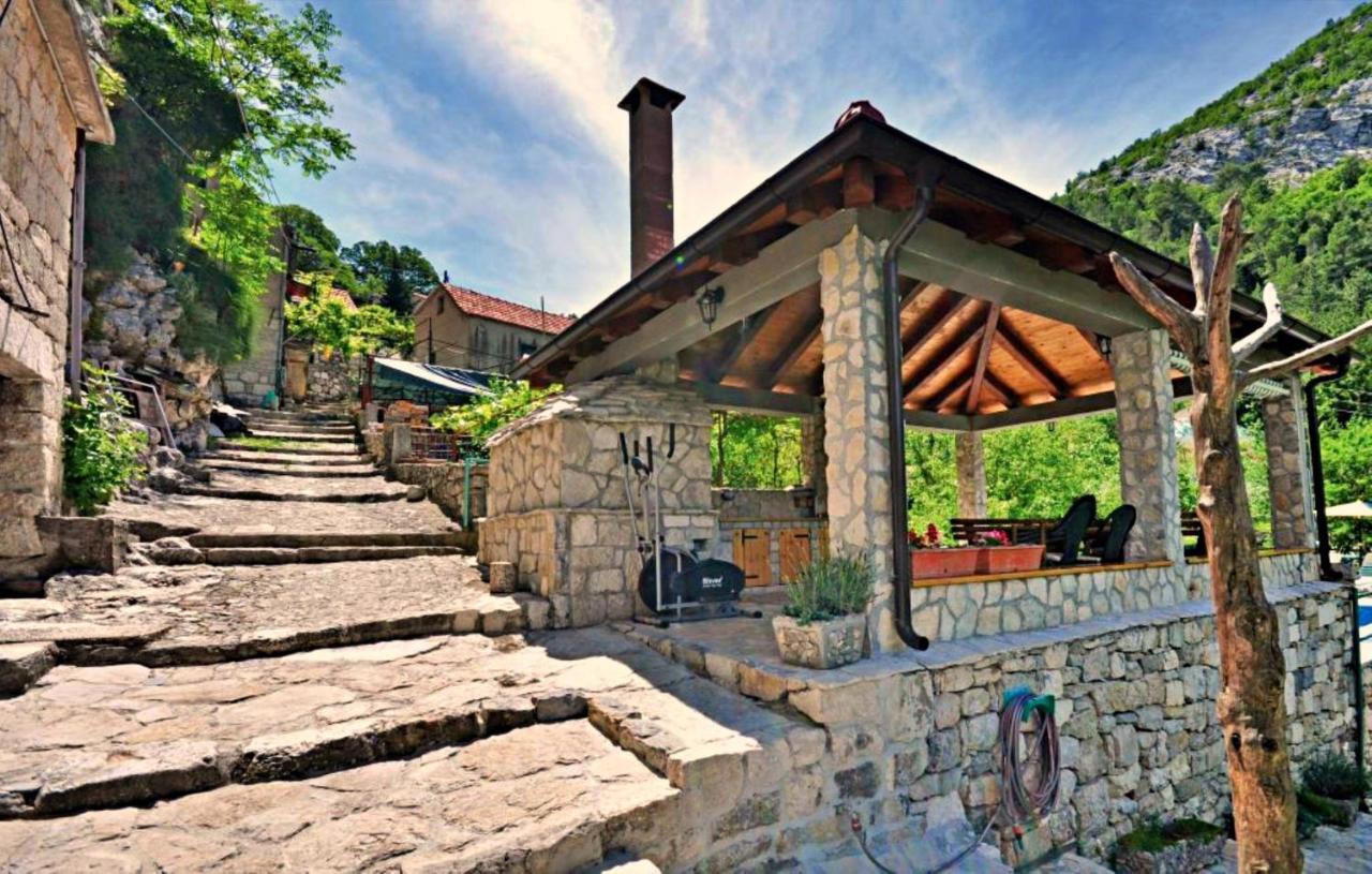 Holiday Home With A Private Pool Podspilje  Екстериор снимка