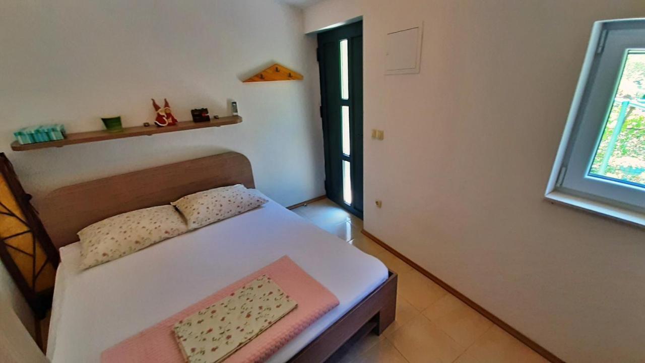 Holiday Home With A Private Pool Podspilje  Екстериор снимка